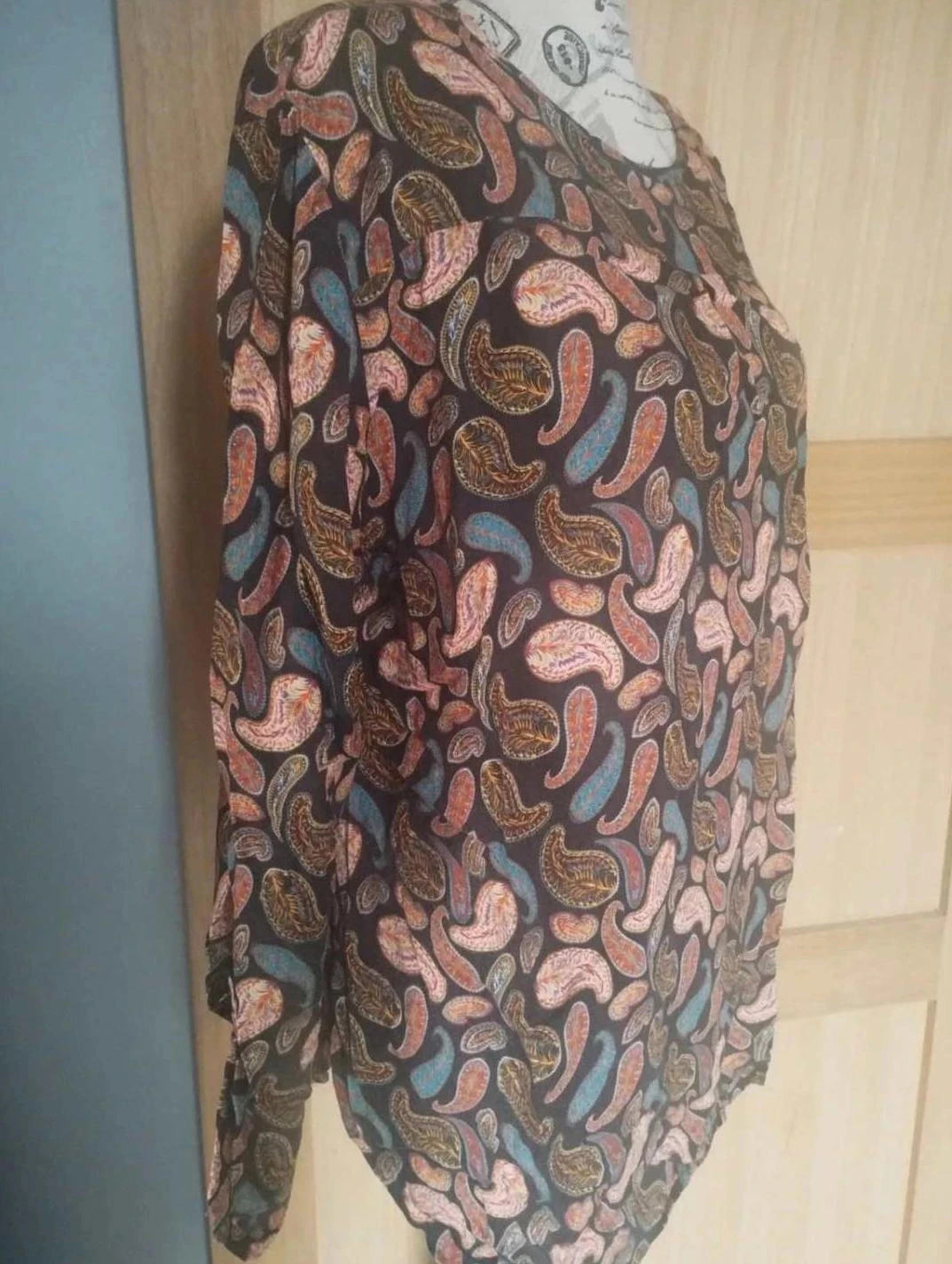 Fine sweater with colorful leaf patterns, roll-up sleeves, size 46 – photo 3